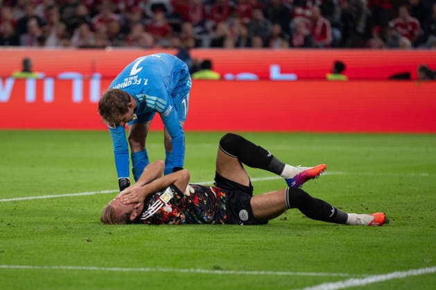 GER, Bavaria, Munich, Soccer, FC Bayern Munich vs. 1. FC Union Berlin, at the Allianz Arena, Munich, Bundesliga, Matchday 4, September 18, 2026, from left: Frederik Ronnnow, 1. FC Union Berlin, 1; Harry Kane, FC Bayern Munich, 9; back pain; on the ground; injury. DFL and DFB regulations prohibit any use of photographs as image sequences and or quasi-video, Copyright: HMB-Media MichaelxNibel