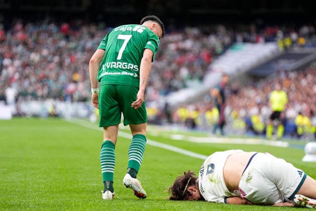Futbol, Real Madrid vs Santiago Wanderers. Final Intercontinental Sub 20, 2026. El jugador de Santiago Wanderers Vicente Vargas, izquierda, encara a Joan Martinez del Real Madrid durante la final intercontinental realizada en el estadio Santiago Bernabeu de Madrid, Espana. 19 09 2026 AFP7 Photosport Football, Real Madrid vs Santiago Wanderers. 2026, U 20, Intercontinental Final. Santiago Wanderers player Vicente Vargas, left, faces off Real Madrid™s Joan Martinez during the 2026 U20 Intercontinental Final match at the Santiago Bernabeu stadium in Madrid, Spain. 19 09 2026 AFP7 Photosport Real Madrid vs Santiago Wanderers, final intercontinental sub 20, 2026