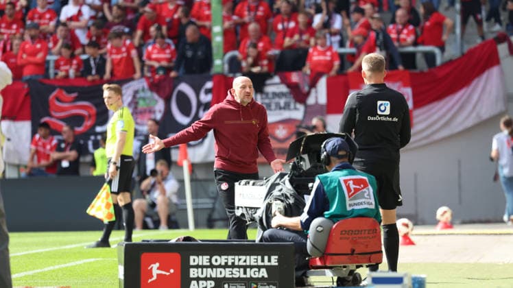 September 19, 2026, xrekx, Soccer, 2. Bundesliga, 1. FC Kaiserslautern vs. Eintracht Braunschweig; Torsten Lieberknecht, coach of 1. FC Kaiserslautern, looks disappointed, looks disappointed, dejected, disappointed DFL DFB REGULATIONS PROHIBIT ANY USE OF PHOTOGRAPHS AS IMAGE SEQUENCES AND OR QUASI-VIDEO Kaiserslautern