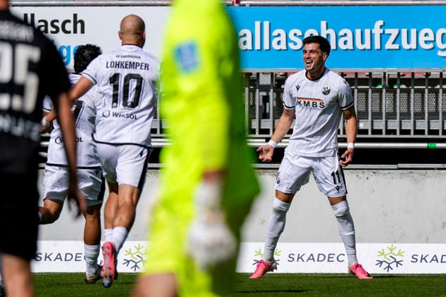 From left: Felix Lohkemper (SVS), 10, goal scorer Mert Tasdelen (SVS), 11, and a player from SV Sandhausen (SVS) celebrate the 1-0 goal, Celebration, goal celebration, goal scored, celebrating the goal, goal, celebration, celebrating the goal, joy, happiness, happy, optimistic, positive, game scene, highlight, action, 19 09 2026, Sandhausen, Germany, soccer, Regionalliga Southwest, SV Sandhausen vs. SSV Ulm 1846 xozx