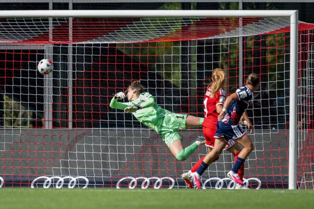 Beke Sterner of 1. FC Köln, No. 37, scores the goal here to make it 3–2 against Ena Mahmutovic, goalkeeper for FC Bayern Munich Women, No. 01, and Glodis Perla Viggosdottir of FC Bayern Munich Women, No. 04, GER, FC Bayern Munich Women vs. 1. FC Köln, Soccer, Google Pixel Women’s Bundesliga, Matchday 5, 2026–2027 Season, September 19, 2026—DFL and DFB regulations prohibit any use of photographs as image sequences and or quasi-video. Photo: HMB Media, Heike Feiner Copyright: HMBxMedia HeikexFeiner