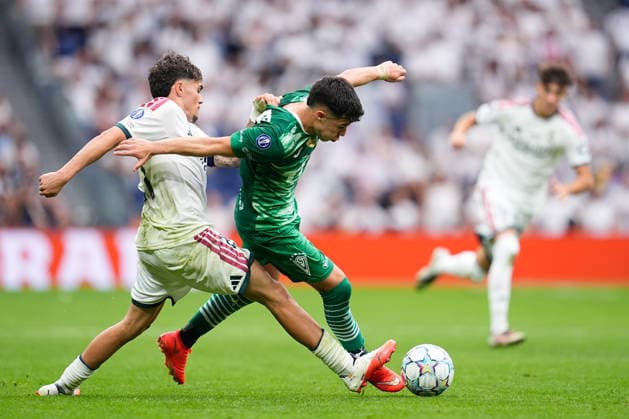 Futbol, Real Madrid vs Santiago Wanderers. Final Intercontinental Sub 20, 2026. El jugador de Santiago Wanderers Cristobal Ponce, centro, disputa el balon con Liberto Navascues durante la final intercontinental realizada en el estadio Santiago Bernabeu de Madrid, Espana. 19 09 2026 AFP7 Photosport Football, Real Madrid vs Santiago Wanderers. 2026 Intercontinental Final. Santiago Wanderers player Cristobal Ponce, center, vies for the ball against Liberto Navascues of Real Madrid the 2026 Intercontinental Final at the Santiago Bernabeu in Madrid, Spain. 19 09 2026 AFP7 Photosport Real Madrid vs Santiago Wanderers, final intercontinental sub 20, 2026