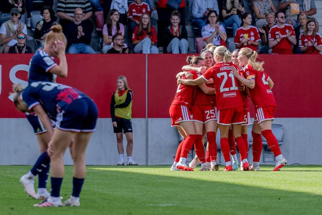 The Munich women celebrate with Sarah Zadrazil of FC Bayern Munich Women, 25, on her first goal since returning from a cruciate ligament tear, making the score 5–2 GER, FC Bayern Munich Women vs. 1. FC Köln, Soccer, Google Pixel Women’s Bundesliga, Matchday 5, 2026–2027 Season, September 19, 2026 DFL DFB regulations prohibit any use of photographs as image sequences and or quasi-video. Photo: HMB Media, Heike Feiner Copyright: HMBxMedia HeikexFeiner