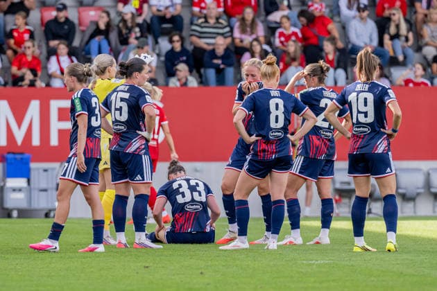 Lisa Schmitz, goalkeeper for 1. FC Köln, 01, and her teammates tend to Marina Hegering, 1. FC Köln, 33, who is sitting injured on the field. GER, FC Bayern Munich Women vs. 1 FC Cologne, Soccer, Google Pixel Women’s Bundesliga, Matchday 5, 2026–2027 Season, September 19, 2026. DFL and DFB regulations prohibit any use of photographs as image sequences and or quasi-video. Photo: HMB Media, Heike Feiner Copyright: HMBxMedia HeikexFeiner