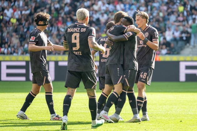 The Mainz players celebrate Sheraldo Becker s goal to make it 2–1. 1 FSV Mainz 05, 23 Borussia Mönchengladbach vs. 1 FSV Mainz 05, Soccer, Bundesliga 1, Matchday 4, 2026–2027 Season, September 19, 2026 DFL DFB regulations prohibit any use of photographs as image sequences and or quasi-video Borussia Mönchengladbach vs. 1 FSV Mainz 05, soccer, Bundesliga 1, Matchday 4, 2026–2027 season, September 19, 2026, Mönchengladbach Copyright: xEibner-Pressefoto ThomasxHaeslerx EP_THR