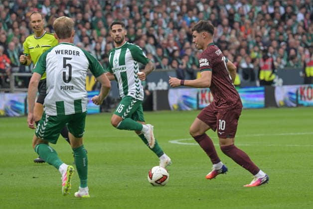 Mert Koemuer, FC Augsburg No. 10, on the attack; SV Werder Bremen, FC Augsburg, soccer, Bundesliga, DFL, September 19, 2026. DFB regulations prohibit any use of photographs as image sequences and or quasi-video. Bremen, Bremen, Germany Copyright: xkolbert-press BurghardxSchreyerx