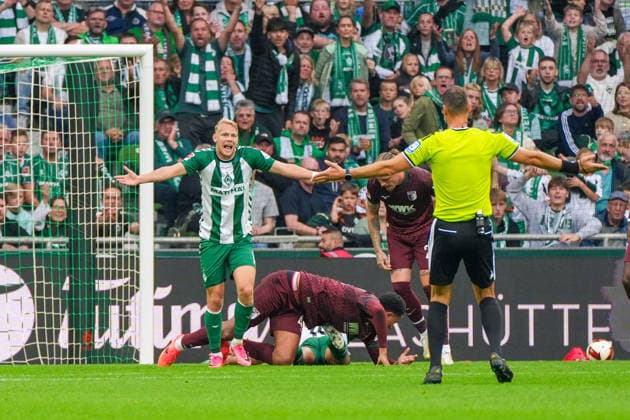 Marco Grüll of Werder Bremen, 17, complains to referee Bastian Dankert; referee, controversy, German soccer, Bundesliga, 2026–27 season, Matchday 4, September 19, 2026, Werder Bremen vs. FC Augsburg, Weserstadion, Bremen Copyright: xLeonxFrickx