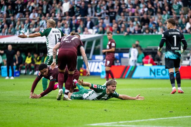 September 19, 2026, GER, Soccer, Men s, 1. Bundesliga, 2026–2027 season, Matchday 4, SV Werder Bremen vs. FC Augsburg: Niclas Füllkrug (Werder Bremen, No. 10) is lying on the field, protesting a foul and demanding a penalty kick; next to him is Noahkai Banks (FC Augsburg, No. 40), Marius Wolf (FC Augsburg, 27). DFB and DFL regulations prohibit any use of photographs as image sequences and or quasi-video. Bremen Weserstadion, Bremen, Germany Copyright: xNordphoto Memmlerx