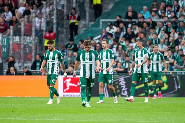 September 19, 2026, GER, Soccer, Men s, 1st Bundesliga, 2026–2027 season, Matchday 4, SV Werder Bremen vs. FC Augsburg Ludovit Reis (Werder Bremen, 15), Chuki (Werder Bremen, 20), Youri Reeger (Werder Bremen, 44), and the team are frustrated by the goal that made it 0–2, DFB and DFL regulations prohibit any use of photographs as image sequences and or quasi-video. Bremen Weserstadion, Bremen, Germany Copyright: xNordphoto Memmlerx