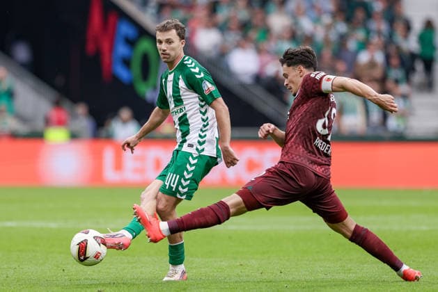 v li Youri Regeer of SV Werder Bremen, 44, and Fabian Rieder of FC Augsburg, 32, in a tackle, duel, dynamic moment, action, game scene, DFL REGULATIONS PROHIBIT ANY USE OF PHOTOGRAPHS AS IMAGE SEQUENCES AND OR VIDEO-LIKE PHOTO SERIES, September 19, 2026, Bremen, Germany, Soccer, Bundesliga, SV Werder Bremen vs. FC Augsburg xobx