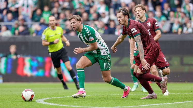 From left: Niclas Füllkrug (SV Werder Bremen), 10, and Calvin Brackelmann (FC Augsburg), 2, in a one-on-one battle, duel, dynamic moment, action, game scene, DFL REGULATIONS PROHIBIT ANY USE OF PHOTOGRAPHS AS SEQUENCE IMAGES AND OR VIDEO-LIKE PHOTO SERIES DFL REGULATIONS PROHIBIT ANY USE OF PHOTOGRAPHS AS IMAGE SEQUENCES AND OR QUASI-VIDEO, September 19, 2026, Bremen, Germany, Soccer, Bundesliga, SV Werder Bremen vs. FC Augsburg xobx