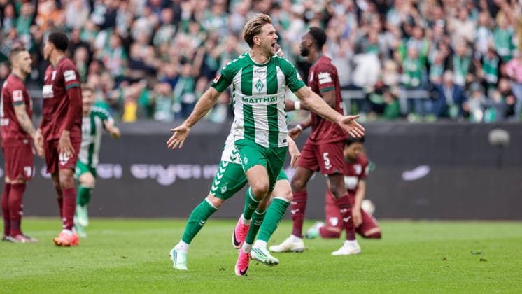 Goal scorer Niclas Füllkrug of SV Werder Bremen, No. 10 celebrating a goal, celebration, cheering, optimistic, game scene, highlight, joy over the goal that tied the score at 2-2, DFL REGULATIONS PROHIBIT ANY USE OF PHOTOGRAPHS AS SEQUENCE IMAGES AND OR VIDEO-LIKE PHOTO SERIES DFL REGULATIONS PROHIBIT ANY USE OF PHOTOGRAPHS AS IMAGE SEQUENCES AND OR QUASI-VIDEO STORTS, September 19, 2026, Bremen, Germany, soccer, Bundesliga, SV Werder Bremen vs. FC Augsburg xobx