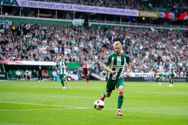 September 19, 2026, GER, Soccer, Men s, 1st Bundesliga, 2026–2027 season, Matchday 4, SV Werder Bremen vs. FC Augsburg, Marco Grüll (Werder Bremen), 17 with the ball. DFB and DFL regulations prohibit any use of photographs as image sequences and or quasi-video. Bremen Weserstadion, Bremen, Germany Copyright: xNordphoto Memmlerx