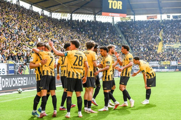 The Alemannia Aachen players celebrate Lukas Scepanik s 1-0 goal. Alemannia Aachen, 7-2 from the left, celebrate a goal, celebration, goal celebration, scoring a goal, celebrate the goal, goal, celebration, celebrating the goal, optimistic, action, 19 09 2026, Aachen, Germany, soccer, 3rd Division, TSV Alemannia Aachen vs. Fortuna Düsseldorf, soccer, 3. Liga, TSV Alemannia Aachen vs. Fortuna Düsseldorf, DFB and DFL regulations prohibit any use of photographs as image sequences and or quasi-video xmhx