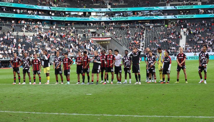 September 19, 2026, Bundesliga, Eintracht Frankfurt vs. SC Freiburg, from left, Eintracht player looks disappointed, looking disappointed, disappointed, sad, frustrated, frustration, frustrated, frustrated DFL DFB REGULATIONS PROHIBIT ANY USE OF PHOTOGRAPHS AS IMAGE SEQUENCES AND OR QUASI-VIDEO xdcx Copyright: HMBxMedia Claus