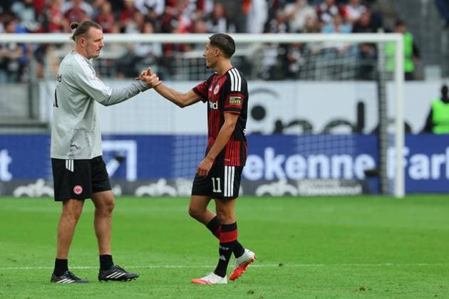 Younes Ebnoutalib of Eintracht Frankfurt, No. 11, high-fives assistant coach Alex Meier of Eintracht Frankfurt; Eintracht Frankfurt vs. SC Freiburg, Bundesliga, BL, 2026–2027 season, Game 4, September 19, 2026, Frankfurt, Deutsche Bank Park, Germany