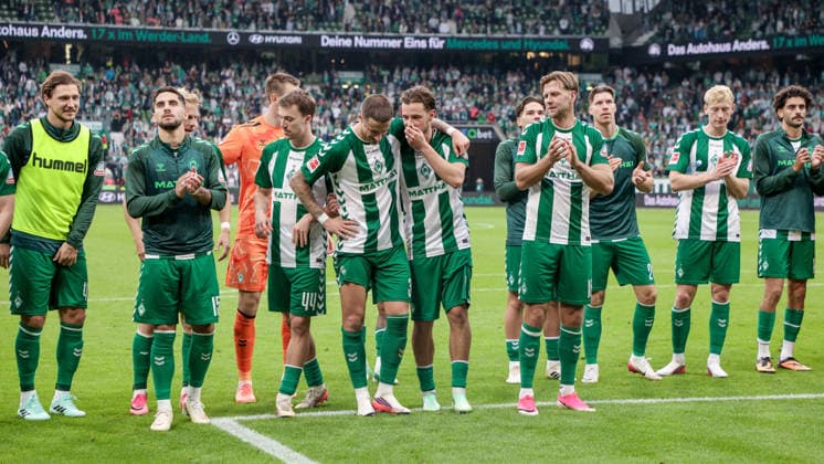 SV Werder Bremen players celebrating the victory, rejoicing over the win, and thanking the fans and spectators for their support, DFL REGULATIONS PROHIBIT ANY USE OF PHOTOGRAPHS AS STILL IMAGES AND OR VIDEO-LIKE PHOTO SEQUENCES DFL REGULATIONS PROHIBIT ANY USE OF PHOTOGRAPHS AS IMAGE SEQUENCES AND OR QUASI-VIDEO, September 19, 2026, Bremen, Germany, Soccer, Bundesliga, SV Werder Bremen vs. FC Augsburg xobx