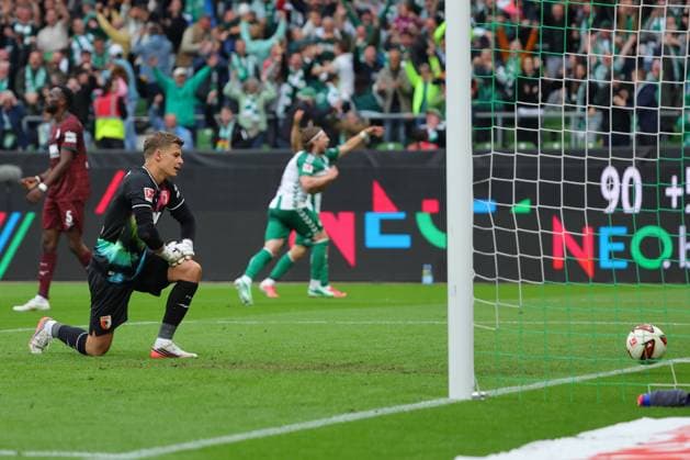 September 26, 2019, Germany, Soccer, Men s 1st Division, Matchday 4, 2026–2027 Season, SV Werder Bremen vs. FC Augsburg: Goal celebration, jubilation, goal scorer(s) Mitchell Weiser; SV Werder Bremen 08 celebrates the goal that makes it 3–2; goalkeeper Finn Dahmen of FC Augsburg 01 is disappointed; Weserstadion, Bremen, Germany Copyright: xnordphotoxGmbHx xTauchnitzx