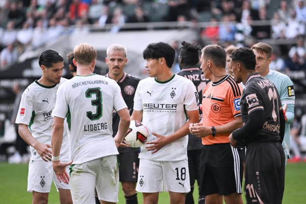 A dispute among the Mönchengladbach players over who should take the second penalty kick: v li, Kevin Diks (Borussia Mönchengladbach), Isac Lidberg (Borussia Mönchengladbach), Shuto Machino (Borussia Mönchengladbach), September 19, 2026, Soccer, Bundesliga 1, 2026–2027 season, Matchday 4, Borussia Mönchengladbach 1 vs. FSV Mainz 05. DFL regulations prohibit any use of photographs as image sequences and or quasi-video. Mönchengladbach, Borussia Park, North Rhine-Westphalia, Germany Team2