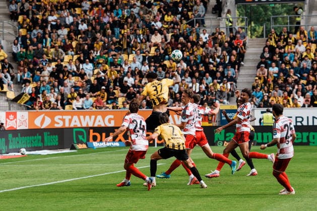 German Soccer 3rd Division 2026–2027, Matchday 7: Alemannia Aachen vs. Fortuna Düsseldorf at Tivoli Aachen—head-to-head battle, fight for the ball, duel, attack, tackle in Fortuna’s penalty area, Joel da Silva Kiala (Alemannia Aachen), 37, Petros Bagkalianis (Alemannia Aachen), 2, Fabian Schleusener (Fortuna Düsseldorf), 24, Matthias Zimmermann (Fortuna Düsseldorf), 25 Copyright: xThiemoxRudolphx