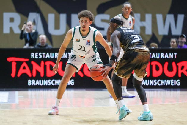 September 19, 2026, xgox, Basketball easyCredit BBL, Basketball Löwen Braunschweig vs. Gladiators Trier, from left: Evans and Rapieque (Trier), 21, Dejour and Reaves (Braunschweig), 3: Tussle, duel, battle, tackle (Braunschweig)