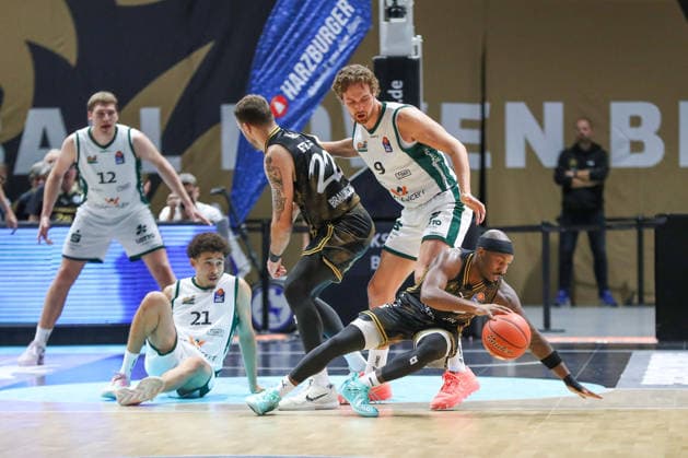 September 19, 2026, xgox, easyCredit BBL Basketball, Basketball: Löwen Braunschweig vs. Gladiators Trier, from left: Felipe Haase, Thiers, Braunschweig, 22, Marcp Hollersbacher, Trier, 9, Dejour Reaves, Braunschweig, 3, one-on-one, duel, battle, tackle, Braunschweig