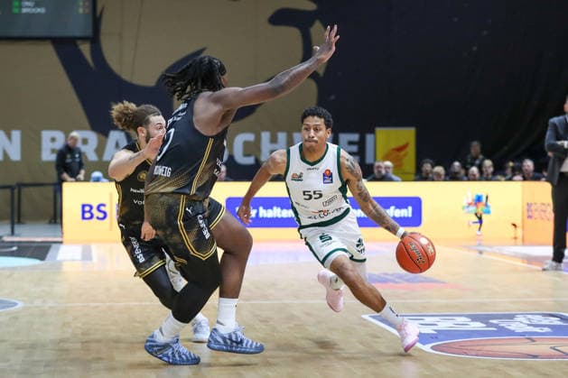 September 19, 2026, xgox, Basketball easyCredit BBL, Basketball Löwen Braunschweig vs. Gladiators Trier emspor, from left: Zaba Bangala (Braunschweig), 0, Eli Brooks (Trier), 55, matchup, duel, battle, tackle (Braunschweig)