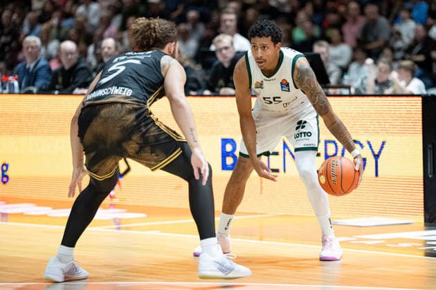 Eli Brooks 55, VET CONCEPT Gladiators Trier vs. Devin Askew 5, Basketball Löwen Braunschweig (GER), Basketball Löwen Braunschweig vs. VET CONCEPT Gladiators Trier, Basketball, easyCredit BBL, Week 1, 2026–27 season, September 19, 2026 GER, Basketball Loewen Braunschweig vs. VET CONCEPT Gladiators Trier, Basketball, easyCredit BBL, Week 1, 2026–27 season, September 19, 2026 Braunschweig Copyright: xEibner-Pressefoto DanielxREINELTx EP_DRT