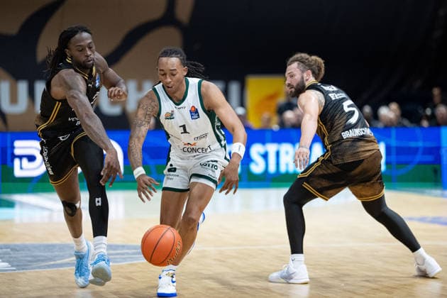 Austin Crowley 1 (VET CONCEPT Gladiators Trier) vs. Tajh Green 55 (Basketball Löwen Braunschweig) and Devin Askew 5 (Basketball Löwen Braunschweig), GER; Basketball Löwen Braunschweig vs. VET CONCEPT Gladiators Trier, Basketball, easyCredit BBL, Week 1, 2026–27 season, September 19, 2026 GER, Basketball Löwen Braunschweig vs. VET CONCEPT Gladiators Trier, Basketball, easyCredit BBL, Week 1, 2026–27 season, September 19, 2026 Braunschweig Copyright: xEibner-Pressefoto DanielxREINELTx EP_DRT