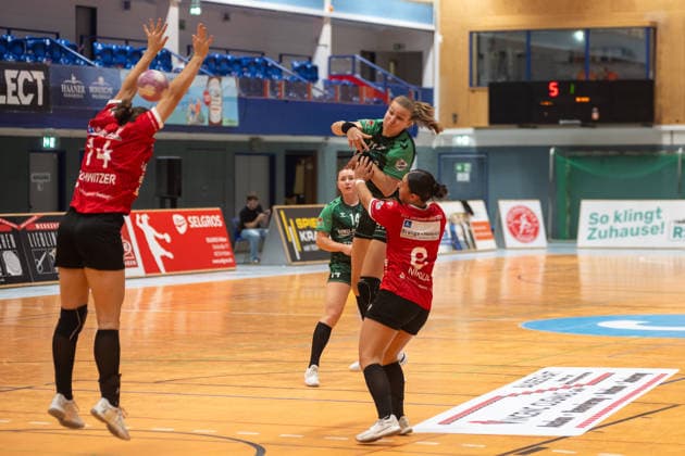Dana Sophie Kroemer (SG 09 Kirchhof, 73) scores the first goal for SG, with Emma Elisabeth Schwitzer (HSV Solingen Graefrath, 14) and Patricia Nikolic (HSV Solingen Graefrath, 08, HSV Solingen Graefrath 76 vs. SG 09 Kirchhof, Women’s Handball 2nd Bundesliga, Alsco 2 HBL, Matchday 04, 2026–2027 season, September 19, 2026: HSV Solingen Graefrath 76 vs. SG 09 Kirchhof, Women’s Handball 2nd Bundesliga, Alsco 2 HBF, Matchday 4, 2026–2027 Season, September 19, 2026, Solingen Copyright: xEibner-Pressefoto ThomasxHaeslerx EP_THR