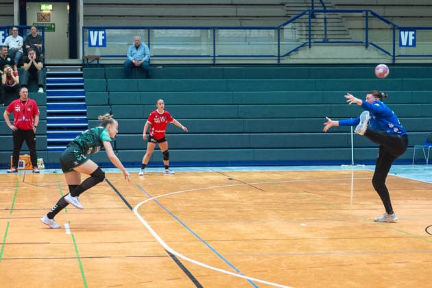 Juliana Wagner of SG 09 Kirchhof, No. 15, misses a seven-meter throw against Liv Stine Eckhardt of HSV Solingen Graefrath, No. 73; HSV Solingen Graefrath 76 vs. SG 09 Kirchhof, Women’s Handball 2nd Bundesliga, Alsco 2 HBL, Matchday 4, 2026–2027 season, September 19, 2026 HSV Solingen Graefrath 76 vs. SG 09 Kirchhof, Women’s Handball 2nd Bundesliga, Alsco 2 HBF, Matchday 4, 2026–2027 Season, September 19, 2026, Solingen Copyright: xEibner-Pressefoto ThomasxHaeslerx EP_THR