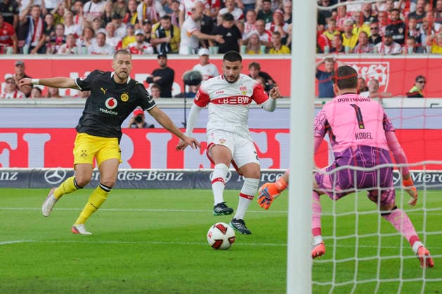 Pictured from left: Waldemar Anton (Borussia Dortmund, 3), Deniz Undav (VfB Stuttgart, 26) taking a shot on goal against goalkeeper Gregor Kobel (Borussia Dortmund, 1), September 19, 2026, VfB Stuttgart vs. Borussia Dortmund, Bundesliga Matchday 4, Germany, Stuttgart, MHP Arena. DFL regulations prohibit any use of photographs as image sequences and or quasi-video. Copyright: HMBxMedia xJulienxBecker
