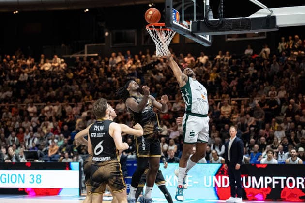 Justin Simon 5 VET CONCEPT Gladiators Trier vs. Zaba Bangala 0 Basketball Löwen Braunschweig GER, Basketball Löwen Braunschweig vs. VET CONCEPT Gladiators Trier, Basketball, easyCredit BBL, Week 1, 2026–27 season, September 19, 2026 GER, Basketball: Loewen Braunschweig vs. VET CONCEPT Gladiators Trier, Basketball, easyCredit BBL, Week 1, 2026–27 season, September 19, 2026 Braunschweig Copyright: xEibner-Pressefoto DanielxREINELTx EP_DRT