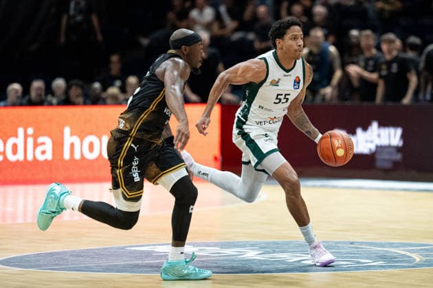 Eli Brooks 55 of the VET CONCEPT Gladiators Trier faces off against Sheldon Edwards 13 of the Basketball Löwen Braunschweig (GER); Basketball Löwen Braunschweig vs. VET CONCEPT Gladiators Trier, Basketball, easyCredit BBL, Week 1, 2026–27 season, September 19, 2026 GER, Basketball Loewen Braunschweig vs. VET CONCEPT Gladiators Trier, Basketball, easyCredit BBL, Week 1, 2026–27 season, September 19, 2026 Braunschweig Copyright: xEibner-Pressefoto DanielxREINELTx EP_DRT