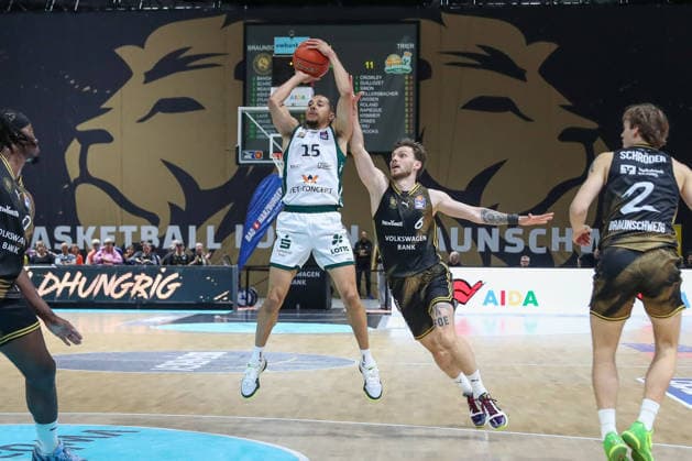 September 19, 2026, xgox, Basketball easyCredit BBL, Basketball Löwen Braunschweig vs. Gladiators Trier, from left: Ferdinand Zylka (Braunschweig), 6, Jordan Roland (Trier), 15, one-on-one, duel, battle, tackle (Braunschweig)