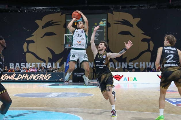 September 19, 2026, xgox, Basketball easyCredit BBL, Basketball Löwen Braunschweig vs. Gladiators Trier, from left: Ferdinand Zylka (Braunschweig), 6, Jordan Roland (Trier), 15, one-on-one, duel, battle, tackle (Braunschweig)