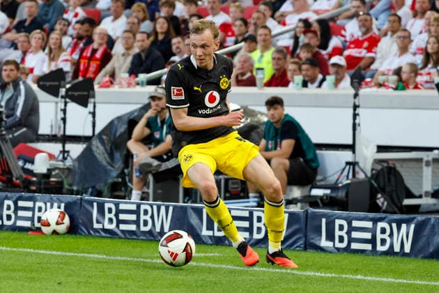 Maximilian Beier, BVB Dortmund, No. 14 on the ball, Germany, soccer, Bundesliga 1, Matchday 4, 2026–2027, VfB Stuttgart vs. Borussia Dortmund, September 19, 2026, Stuttgart MHP Arena, Germany Copyright: xGrantxHubbsx