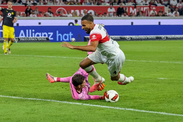 Gregor Kobel (BVB Dortmund, 01) and Josha Vagnoman (VfB Stuttgart, 04) in a tackle, Germany, Soccer, Bundesliga 1, Matchday 4, 2026–2027, VfB Stuttgart vs. Borussia Dortmund, September 19, 2026, Stuttgart MHP Arena, Germany Copyright: xGrantxHubbsx