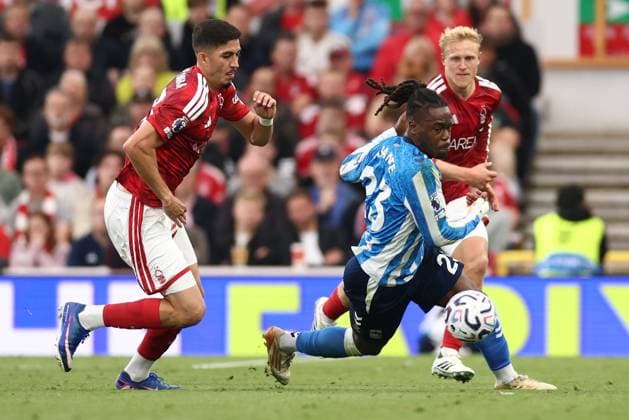 Brandon Thomas-Asante of Coventry City and Jair Cunha of Nottingham Forest in action. Nottingham Forest v Coventry City, Premier League, Football, The City Ground, Nottingham, UK - 19 Sep 2026Nottingham The City Ground United Kingdom EDITORIAL USE ONLY No use with unauthorised audio, video, data, fixture lists, club league logos or live services. Online in-match use limited to 120 images, no video emulation. No use in betting, games or single club league player publications. Copyright: xRyanxBrowne Shutterstockx 17158587ip