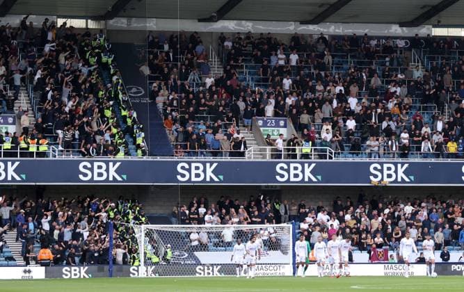 West Ham players dejected after the second Millwall goal, as Millwall fans taunt West Ham fans at the Millwall v West Ham EFL Championship match at The New Den. Millwall v West Ham United, EFL Sky Bet Championship, Football, The Den, London, UK - 19 Sep 2026London The Den United Kingdom EDITORIAL USE ONLY No use with unauthorised audio, video, data, fixture lists, club league logos or live services. Online in-match use limited to 120 images, no video emulation. No use in betting, games or single club league player publications. Paul M Copyright: xPaulxMarriott Shutterstockx 17158320bl
