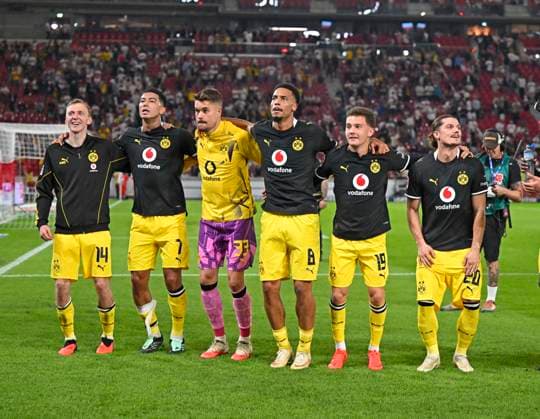 September 19, 2026, Soccer, Bundesliga 1 2026–2027, Matchday 4, VfB Stuttgart vs. Borussia Dortmund, at the MHP Arena in Stuttgart, from left: Maximilian Beier (Borussia Dortmund), Jobe Bellingham (Borussia Dortmund), goalkeeper Alexander Meyer (Borussia Dortmund), Felix Nmecha (Borussia Dortmund), Konstantinos Karetsas (Borussia Dortmund), and Marcel Sabitzer (Borussia Dortmund)