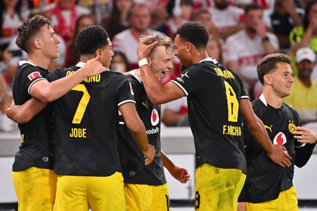 Collective goal celebration around Maximilian BEIER of Borussia Dortmund after scoring the 0-1 goal with Ethan Chidebere NWANERI of Borussia Dortmund, Felix NMECHA (Borussia Dortmund), Jobe BELLINGHAM (Borussia Dortmund), Nico SCHLOTTERBECK (Borussia Dortmund), celebration, joy, excitement, action, soccer, Bundesliga Season 2026–2027, Matchday 4, Matchday 04, VfB Stuttgart vs. Borussia Dortmund on September 19, 2026, MHP ARENA