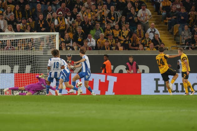September 19, 2026, xtgx, Soccer 2. Bundesliga, SG Dynamo Dresden vs. Hertha BSC Berlin, from left: Patrice Covic (Dresden), 24 scores a goal, shoots, goal scorer, scores a goal, goal, scores the goal 1–0 DFL DFB REGULATIONS PROHIBIT ANY USE OF PHOTOGRAPHS as IMAGE SEQUENCES and or QUASI-VIDEO Dresden