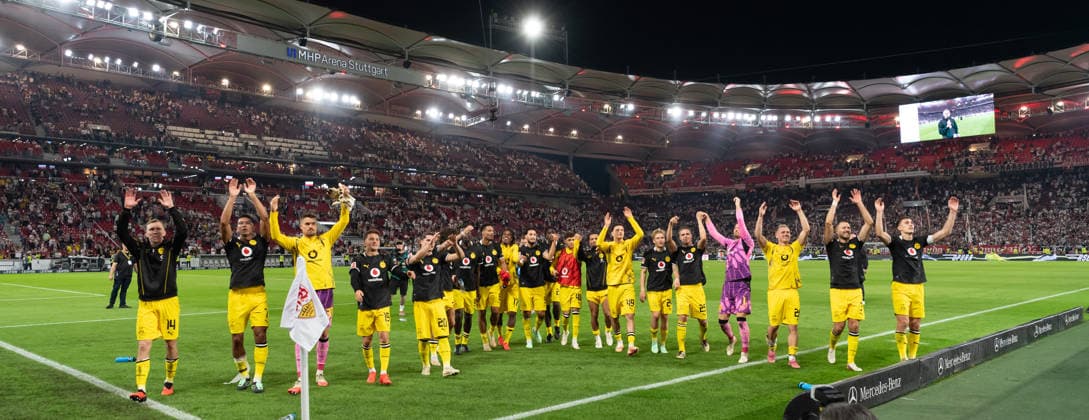 September 19, 2026, GER, Soccer, Men s, 1st Bundesliga, 2026–2027 season, Matchday 4, VfB Stuttgart vs. Borussia Dortmund. Celebrations after the final whistle; joy among the Borussia Dortmund team as they celebrate the victory with the fans. DFB and DFL regulations prohibit any use of photographs as image sequences and or quasi-video. Stuttgart MHP Arena, Baden-Württemberg, Germany Copyright: xNordphoto WolfgangxFrankx