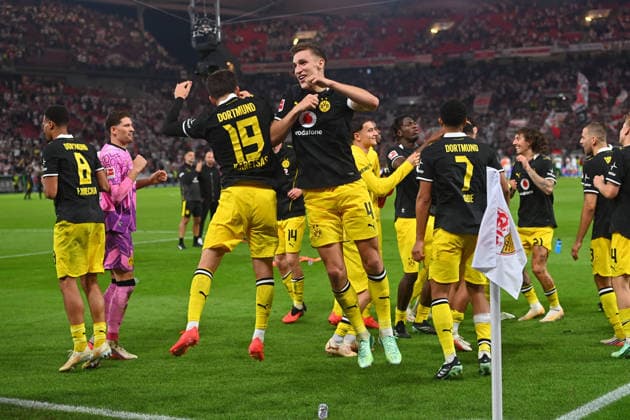 Collective celebration: Maximilian BEIER (Borussia Dortmund), Konstantinos KARETSAS (Borussia Dortmund) – celebration, joy, excitement, action, soccer, 1. Bundesliga, 2026–2027 season, Matchday 4, VfB Stuttgart vs. Borussia Dortmund 0–1 on September 19, 2026, MHP ARENA