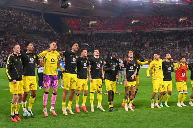Post-game celebration, team photo, team, squad, team photo, players celebrating, joy, excitement, soccer, Bundesliga Season 2026–2027, Matchday 4, Matchday 04, VfB Stuttgart vs. Borussia Dortmund 0–1 on September 19, 2026, MHP ARENA