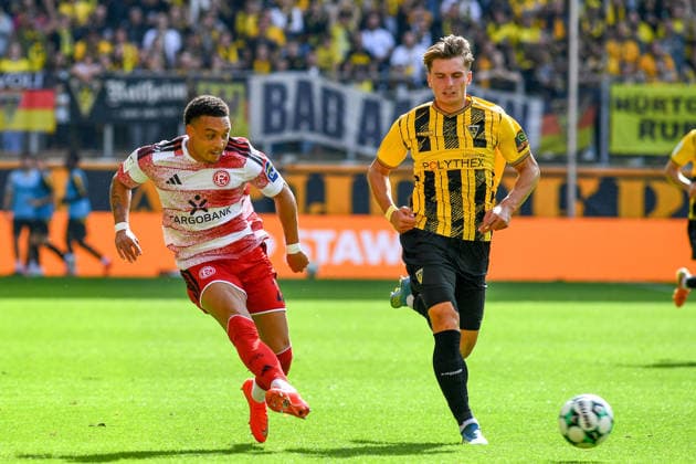 v li Steven van der Sloot Fortuna Düsseldorf, 2, Matti Wagner Alemannia Aachen, 3, tackle, duel, dynamic, action, September 19, 2026, Aachen, Germany, soccer, 3rd Division, TSV Alemannia Aachen vs. Fortuna Düsseldorf, soccer, 3rd League, TSV Alemannia Aachen vs. Fortuna Düsseldorf, DFB and DFL regulations prohibit any use of photographs as image sequences and or quasi-video xmhx