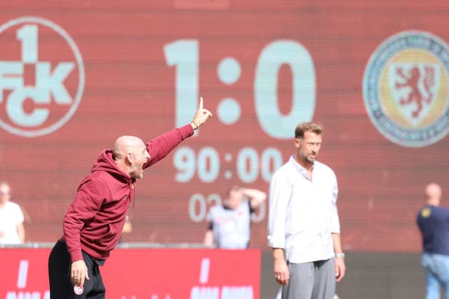 September 19, 2026, xrekx, Soccer 2. Bundesliga, 1 FC Kaiserslautern vs. Eintracht Braunschweig: scoreboard, video wall, scoreboard, info, advertising; Torsten Lieberknecht, coach of 1 FC Kaiserslautern, gives instructions, gesticulates with his arms, gesticulates Lars Kornetka, coach of Eintracht Braunschweig DFL DFB REGULATIONS PROHIBIT ANY USE OF PHOTOGRAPHS as IMAGE SEQUENCES and or QUASI-VIDEO Kaiserslautern