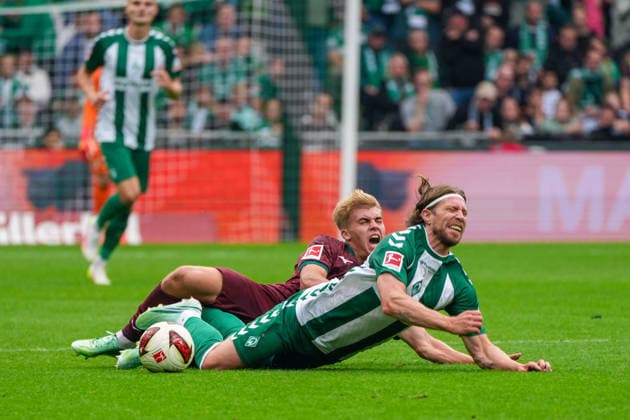 Hennes Behrens (FC Augsburg), No. 16, committing a foul on Mitchell Weiser (Werder Bremen), No. 8; facial expression, facial gestures, emotion; German soccer, Bundesliga, 2026–27 season, Matchday 4, September 19, 2026; Werder Bremen vs. FC Augsburg, Weserstadion, Bremen Copyright: xLeonxFrickx