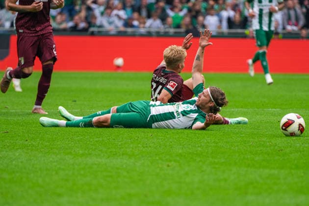 Mitchell Weiser (Werder Bremen, 8) calls for a free kick after a foul by Hennes Behrens (FC Augsburg, 16); gestures, facial expression, facial expressions, emotion, German soccer, Bundesliga, 2026–27 season, Matchday 4, September 19, 2026, Werder Bremen vs. FC Augsburg, Weserstadion, Bremen Copyright: xLeonxFrickx